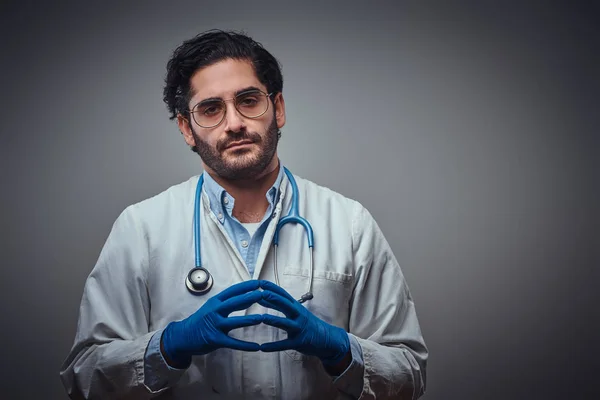 Портрет молодого привлекательного медика в очках — стоковое фото
