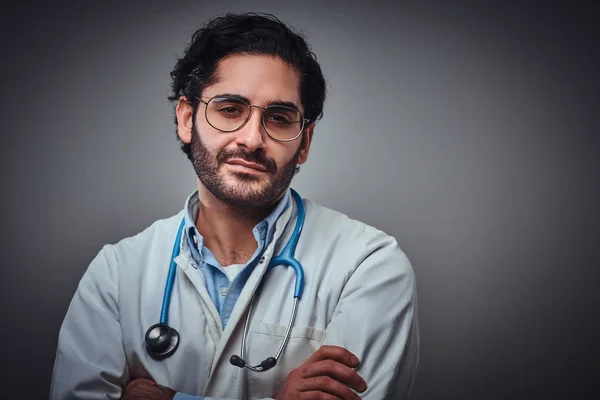 Retrato de joven médico atractivo en gafas —  Fotos de Stock