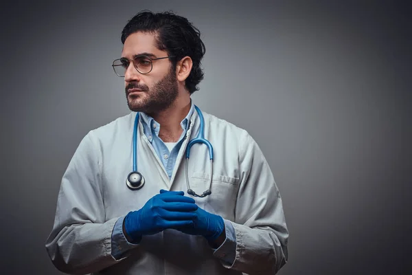 Retrato de joven médico atractivo en gafas —  Fotos de Stock