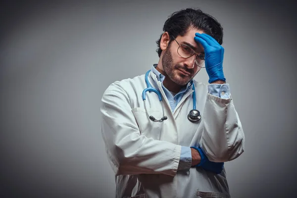 Retrato del médico cansado con guantes protectores —  Fotos de Stock