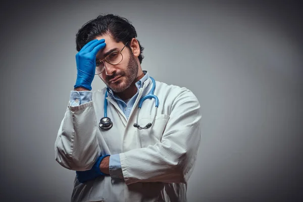 Портрет уставшего врача в защитных перчатках — стоковое фото