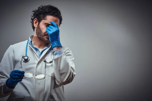 Retrato del médico cansado con guantes protectores — Foto de Stock