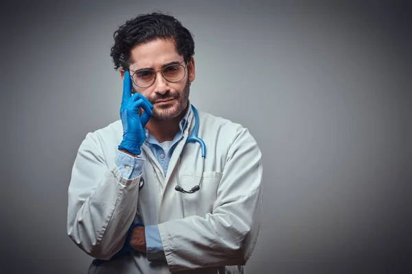 Retrato del médico cansado con guantes protectores —  Fotos de Stock