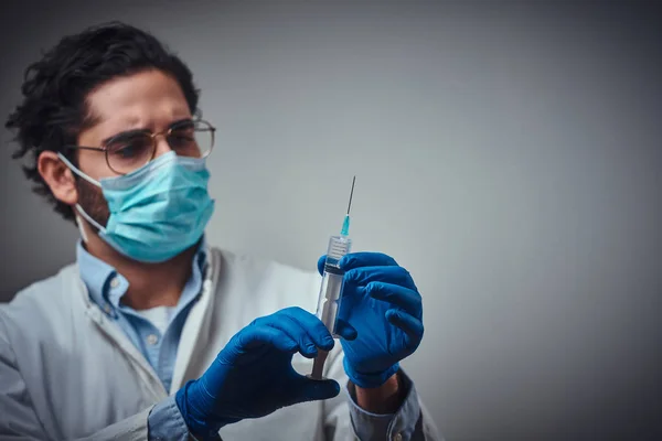 Portrét mladého lékaře s injekční stříkačkou — Stock fotografie