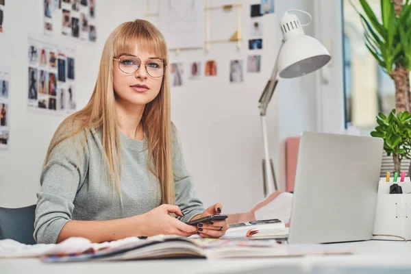 Bella donna è seduta in ufficio — Foto Stock