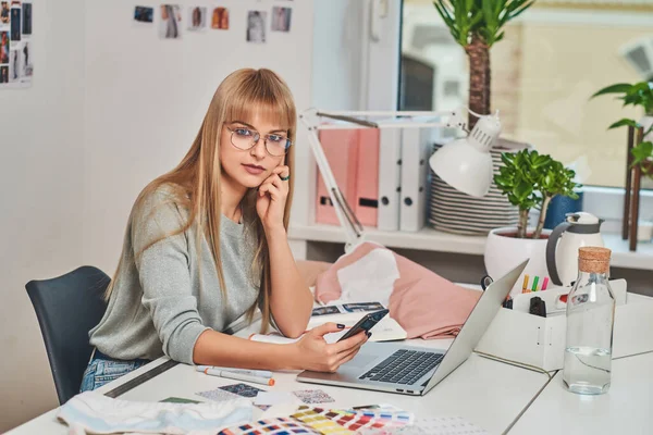 Mooie vrouw zit op kantoor. — Stockfoto