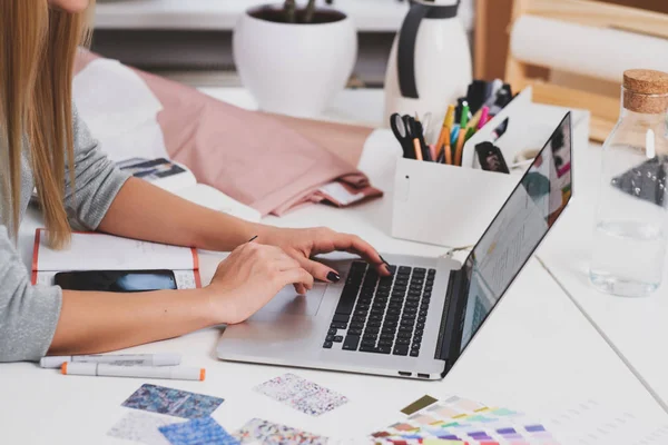 Frau mit Maniküre tippt auf Laptop — Stockfoto