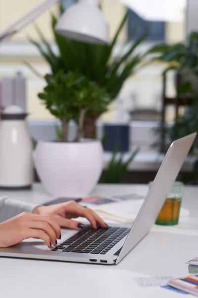 Frau mit Maniküre tippt auf Laptop — Stockfoto