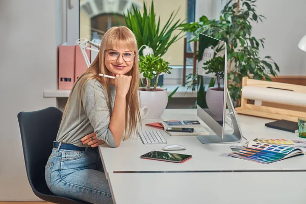 Wanita cantik sedang duduk di kantor — Stok Foto