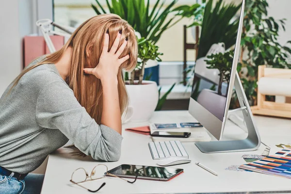 Vrouw is moe tijdens het werk in het kantoor — Stockfoto