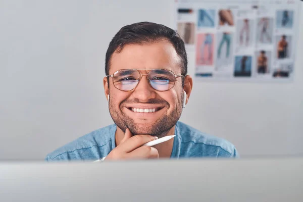 Porträtt av man i glas med penna i handen — Stockfoto