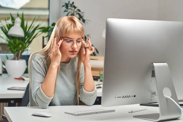 Žena se cítí unavená, když pracuje v kanceláři — Stock fotografie