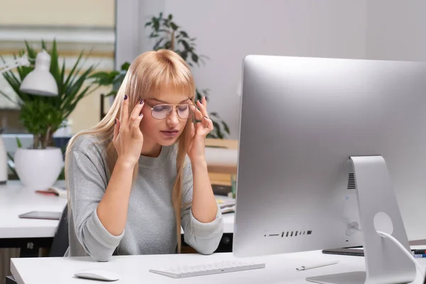 Vrouw voelt zich moe tijdens het werken in het kantoor — Stockfoto
