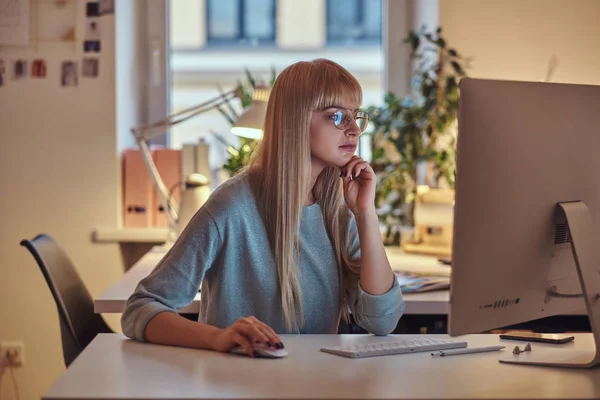 Aantrekkelijke vrouw werkt op de computer — Stockfoto