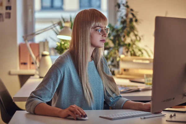 Mulher atraente está trabalhando no computador — Fotografia de Stock