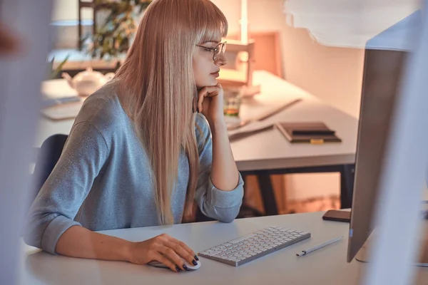 Mulher atraente está trabalhando no computador — Fotografia de Stock