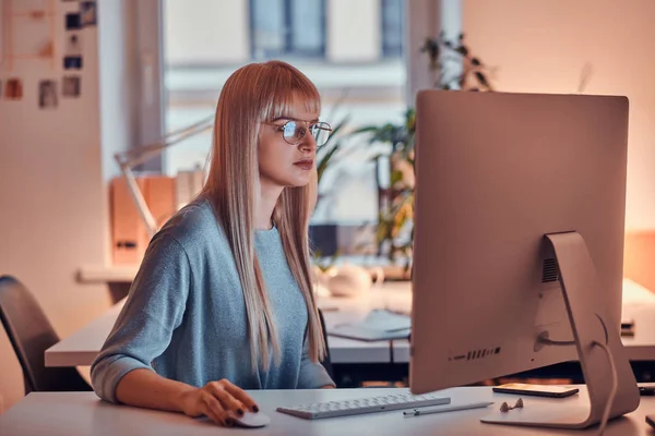 Mulher atraente está trabalhando no computador — Fotografia de Stock