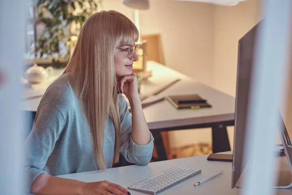 Attractive woman is working on computer — Stock Photo, Image