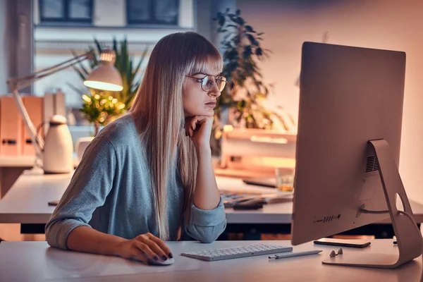 Mulher atraente está trabalhando no computador — Fotografia de Stock