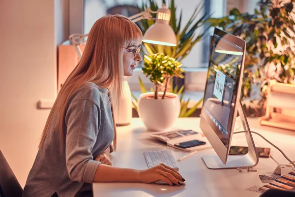 Mulher atraente está trabalhando no computador — Fotografia de Stock