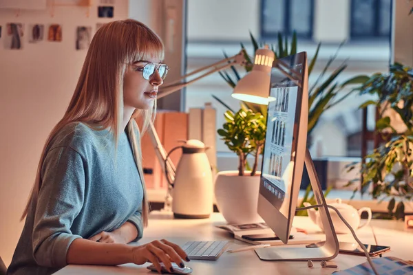 Femme attrayante travaille sur ordinateur — Photo
