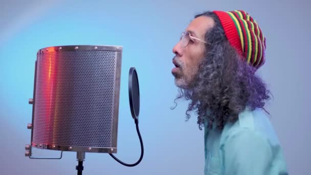 Hombre africano está cantando en el estudio — Vídeos de Stock