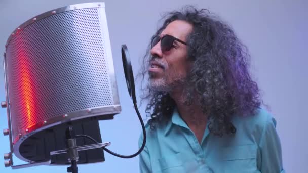 L'uomo africano canta in studio — Video Stock