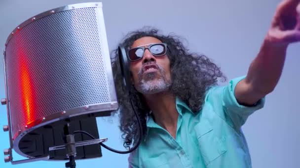 Hombre africano está cantando en el estudio — Vídeo de stock