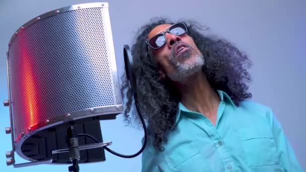 Afrikai férfi énekel a stúdióban. — Stock videók