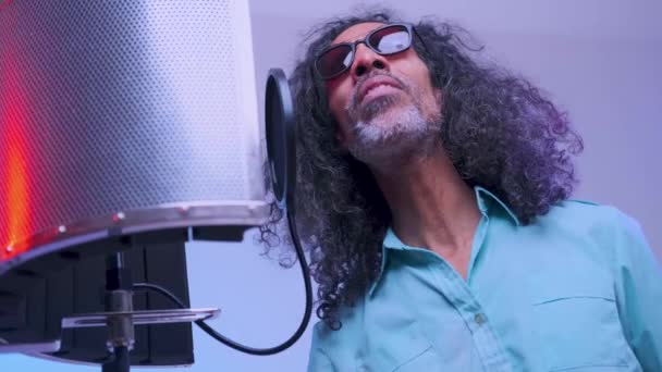 Hombre africano está cantando en el estudio — Vídeo de stock