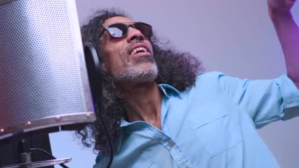 Africano está cantando no estúdio — Vídeo de Stock