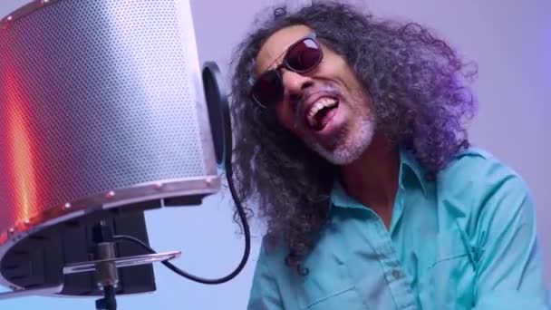 Africký muž zpívá ve studiu — Stock video