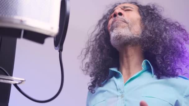 African man is singing in the studio — Stock Video