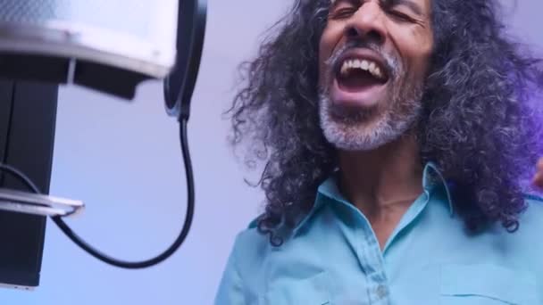Afrykanin śpiewa w studio. — Wideo stockowe