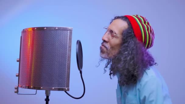 Hombre africano está cantando en el estudio — Vídeos de Stock