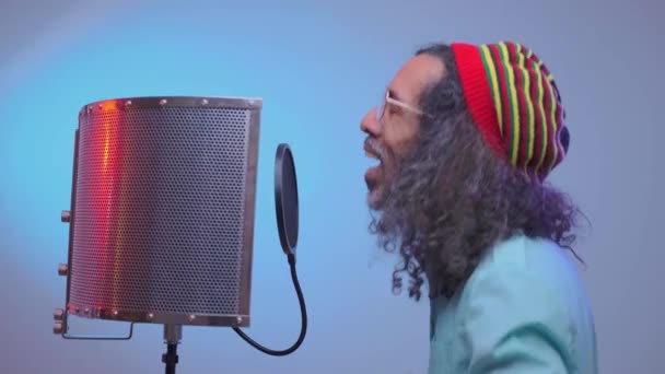 Hombre africano está cantando en el estudio — Vídeos de Stock