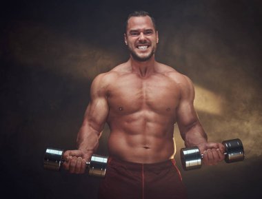 Genç üstsüz vücut geliştiricinin fotoğraf çekimi var.