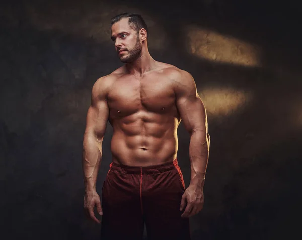 Portret van aantrekkelijke naakte bodybuilder — Stockfoto