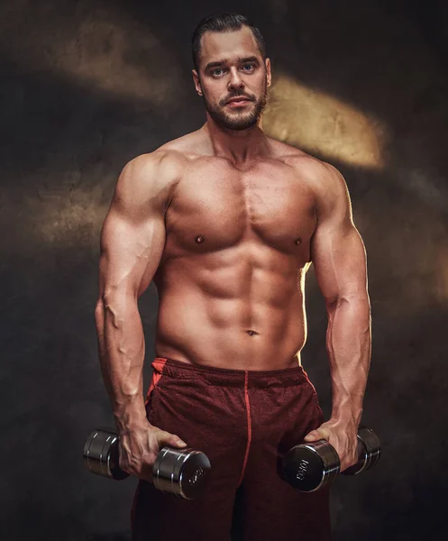 Jonge shirtloze bodybuilder heeft een fotosessie — Stockfoto