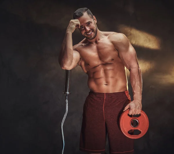Giovane bodybuilder senza maglietta ha una sessione di foto — Foto Stock