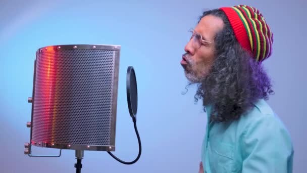 Afrikalı adam stüdyoda şarkı söylüyor. — Stok video