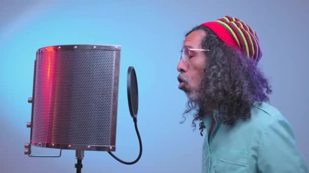 Hombre africano está cantando en el estudio — Vídeos de Stock
