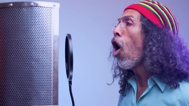 African man is singing in the studio — Stock Video