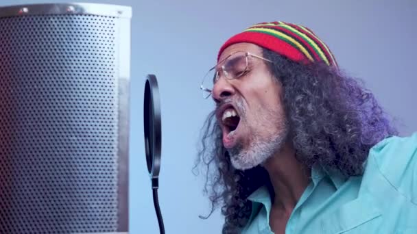 Afrikalı adam stüdyoda şarkı söylüyor. — Stok video