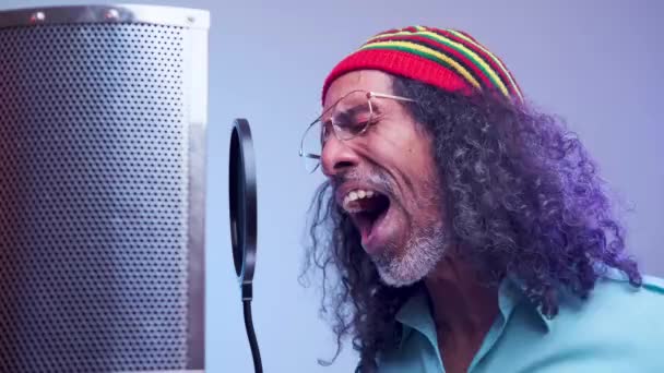 Hombre africano está cantando en el estudio — Vídeo de stock