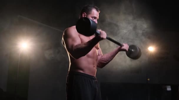 Musclé homme a un entraînement à la salle de gym — Video