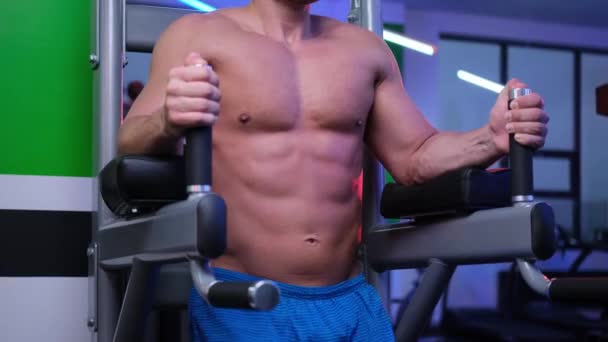 Homem musculoso tem um treinamento no ginásio — Vídeo de Stock
