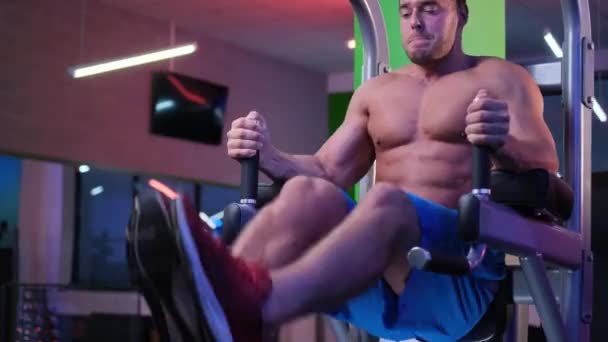 Muscular hombre tiene un entrenamiento en el gimnasio — Vídeo de stock