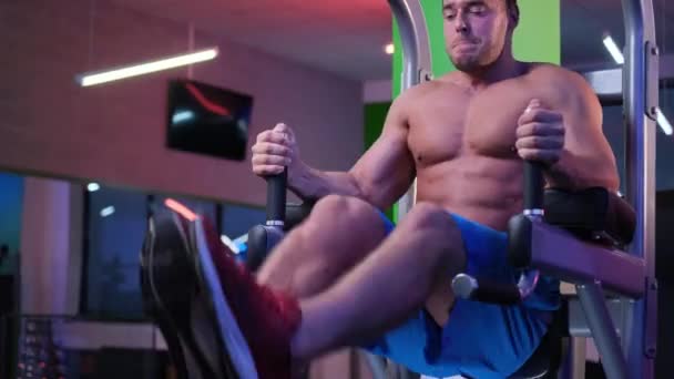 Spierman heeft een training in de sportschool — Stockvideo