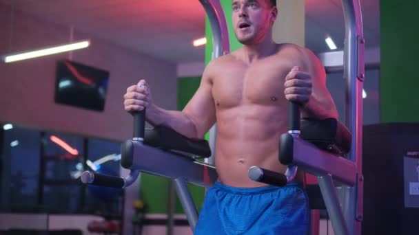 Muskulöser Mann trainiert im Fitnessstudio — Stockvideo